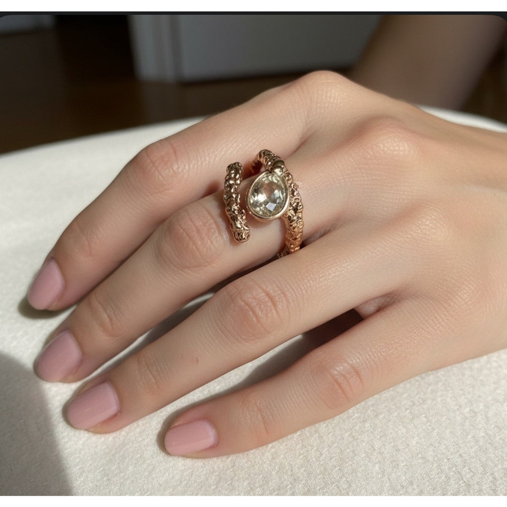 Gorgeous 1ct Swarovski gold tone round cut women’s size 7.5 adjustable ring